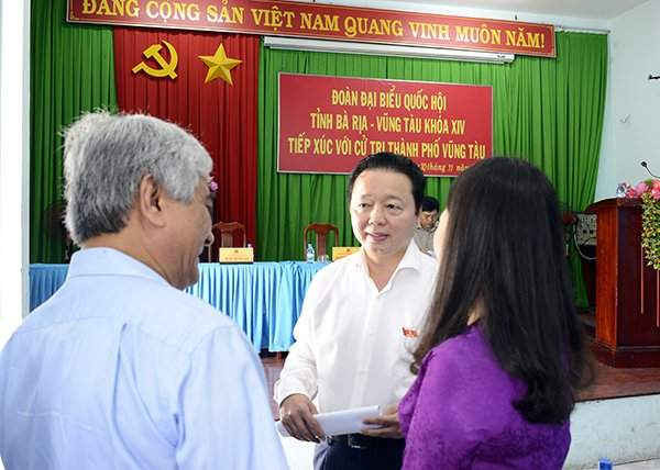 Bộ trưởng Bộ TN&MT Trần Hồng Hà trao đổi với các đại biểu dự buổi tiếp xúc cử tri sáng 30/11 tại TP Vũng Tàu 