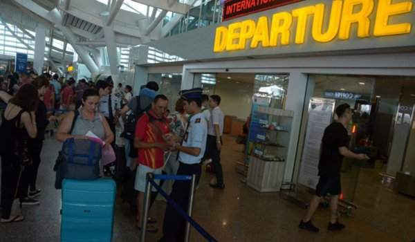 Hành khách đến sân bay Ngurah Rai sau khi sân bay được mở cửa trở lại sau đợt phun trào núi lửa Agung trên đảo Bali. Ảnh: Antara/Wira Suryantala/Reuters