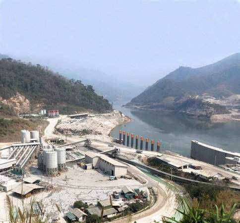 Bất chấp những phản đối về mặt ngoại giao từ phía Việt Nam, Chính phủ Lào hiện đang lên kế hoạch xây dựng hai đập lớn và tham vấn để xây dựng đập thứ ba trên dòng chính của sông Mê Công và 