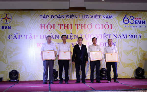 Ông Vũ Ngọc Minh - Tổng giám đốc EVNNPT trao Giấy khen của Tổng công ty các tập thể đạt giải toàn đoàn
