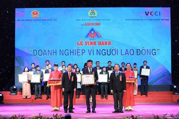 Ông Lê Cự Tân, Bí thư Đảng uỷ, Chủ tịch HĐQT đại diện PVFCCo nhận Bằng khen của Bộ LĐTB&XH