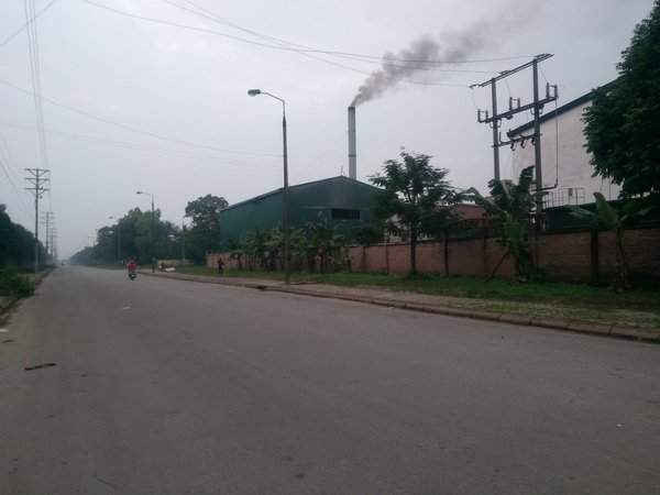 Nhà máy gần khu dân cư vô tư xả khói