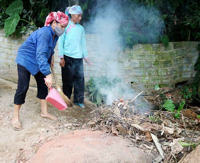Việc dọn vệ sinh tại khu dân cư, đường làng, ngõ xóm được duy trì và trở thành thói quen của người dân