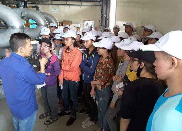 Đoàn sinh viên Trường Đại học Tài nguyên và Môi trường TP.HCM tham quan nhà máy xử lý nước rỉ rác trong Khu liên hợp 