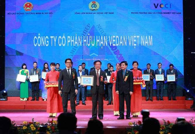 Đại diện lãnh đạo Vedan Việt Nam nhận giải thưởng từ Ban tổ chức