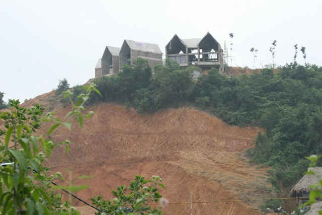 Nhiều biệt thự được xây ngay trên đỉnh đồi, độ dốc lớn và nguy cơ sạt trượt, mất an toàn rất lớn