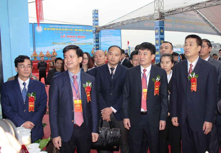 Lãnh đạo tỉnh Quảng Ninh và Đông Hưng tham quan Hội chợ