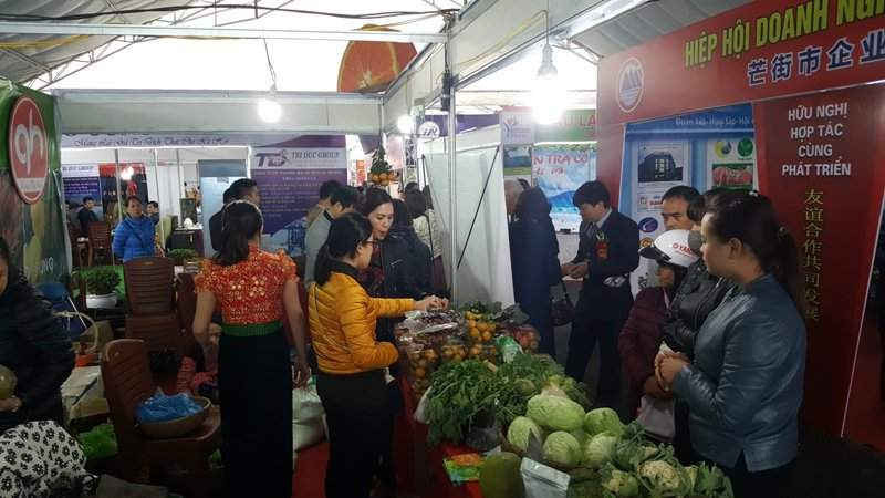 Nhiều người dân và du khách tham quan mua sắm tại Hội chợ