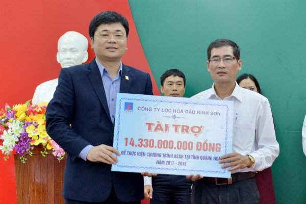 Tổng giám đốc BSR Trần Ngọc Nguyên trao bảng tượng trưng 14.330.000.000 đồng ủng hộ Chương trình ASXH tại tỉnh Quảng Ngãi năm 2017