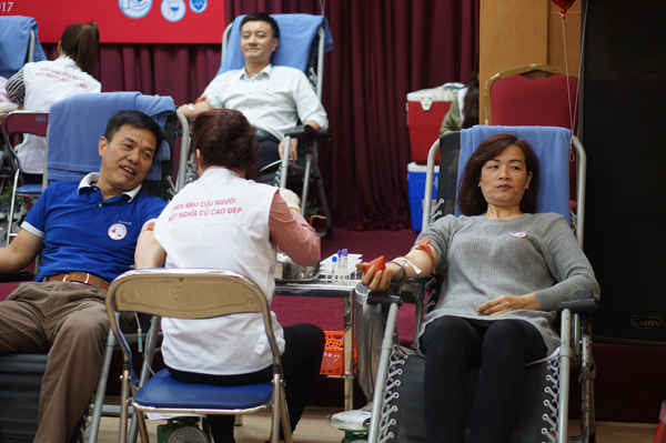 Không chỉ thanh niên mà các cán bộ trung tuổi của Handico cũng tham gia hiến máu.