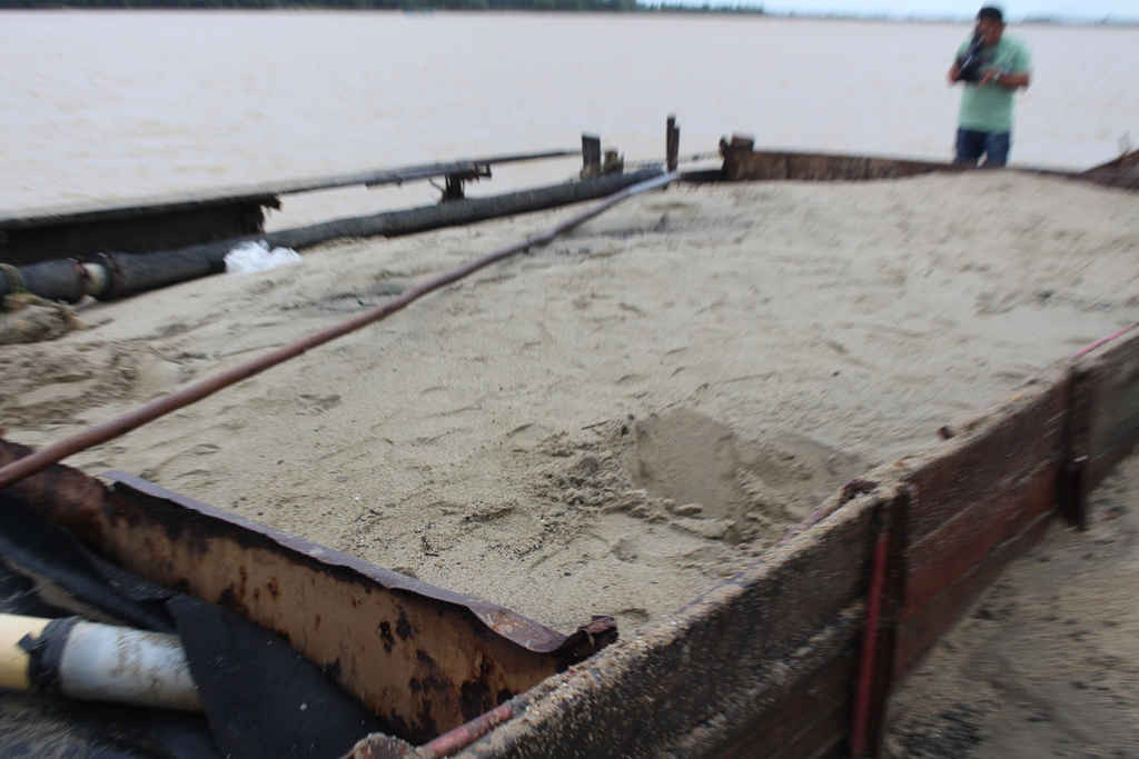 Hai tàu sắt hút cát trái phép trên sông Thu Bồn