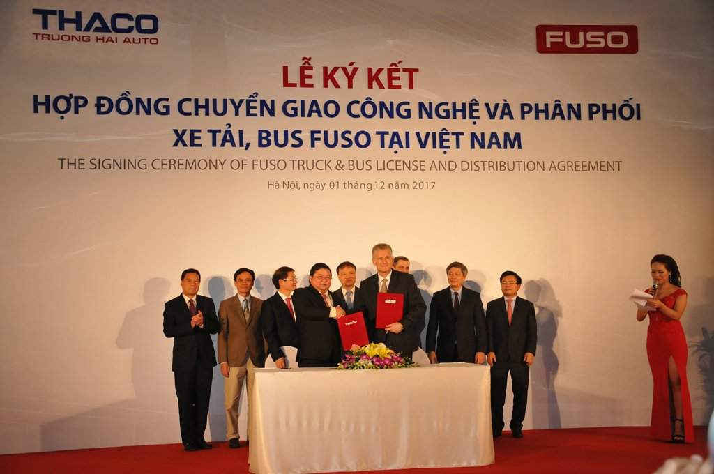 Lễ ễ ký kết hợp đồng chuyển giao công nghệ và phân phối xe tải, xe bus thương hiệu Fuso tại Việt Nam. 