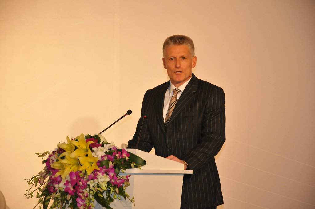 Ông Michael Kamper - Phó tổng giám đốc tập đoàn Mitsubishi Fuso phát biểu tại buổi lễ.