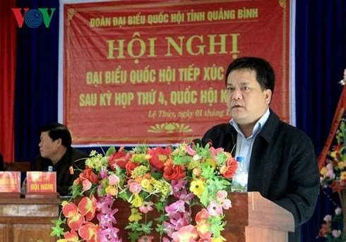 Ông Trần Phong, Giám đốc Sở Tài nguyên và Môi trường tỉnh Quảng Bình trả lời kiến nghị, phản ánh của cử tri.