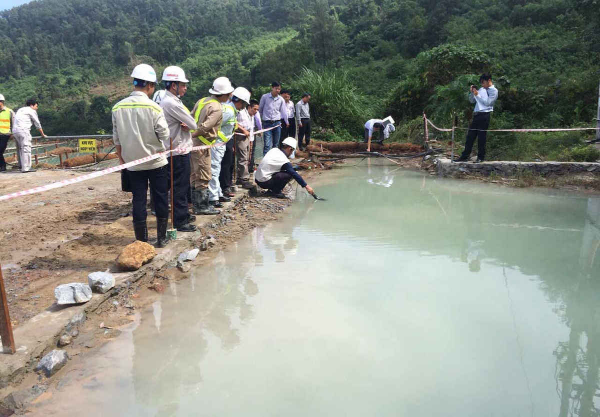 Đoàn công tác Sở TN&MT Thừa Thiên Huế kiểm tra mẫu nước tại khu vực thi công dự án hầm Hải Vân
