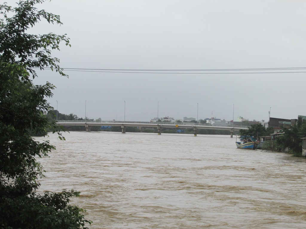 Mực nước sông Hà Thanh dâng cao do mưa lũ