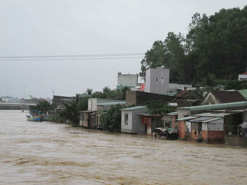Khu vực nhà dân thành phố Quy Nhơn ngập sâu trong nước