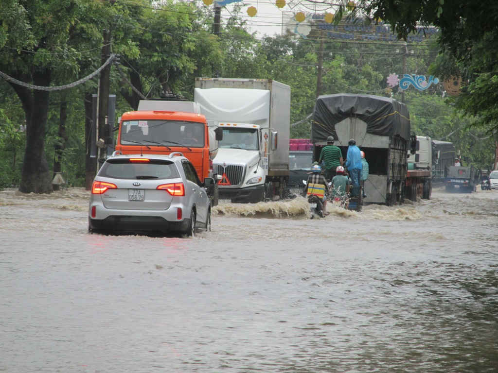 Đường Hùng Vương – TP. Quy Nhơn bị ngập nước gây khó khăn cho người và các phương tiện giao thông 