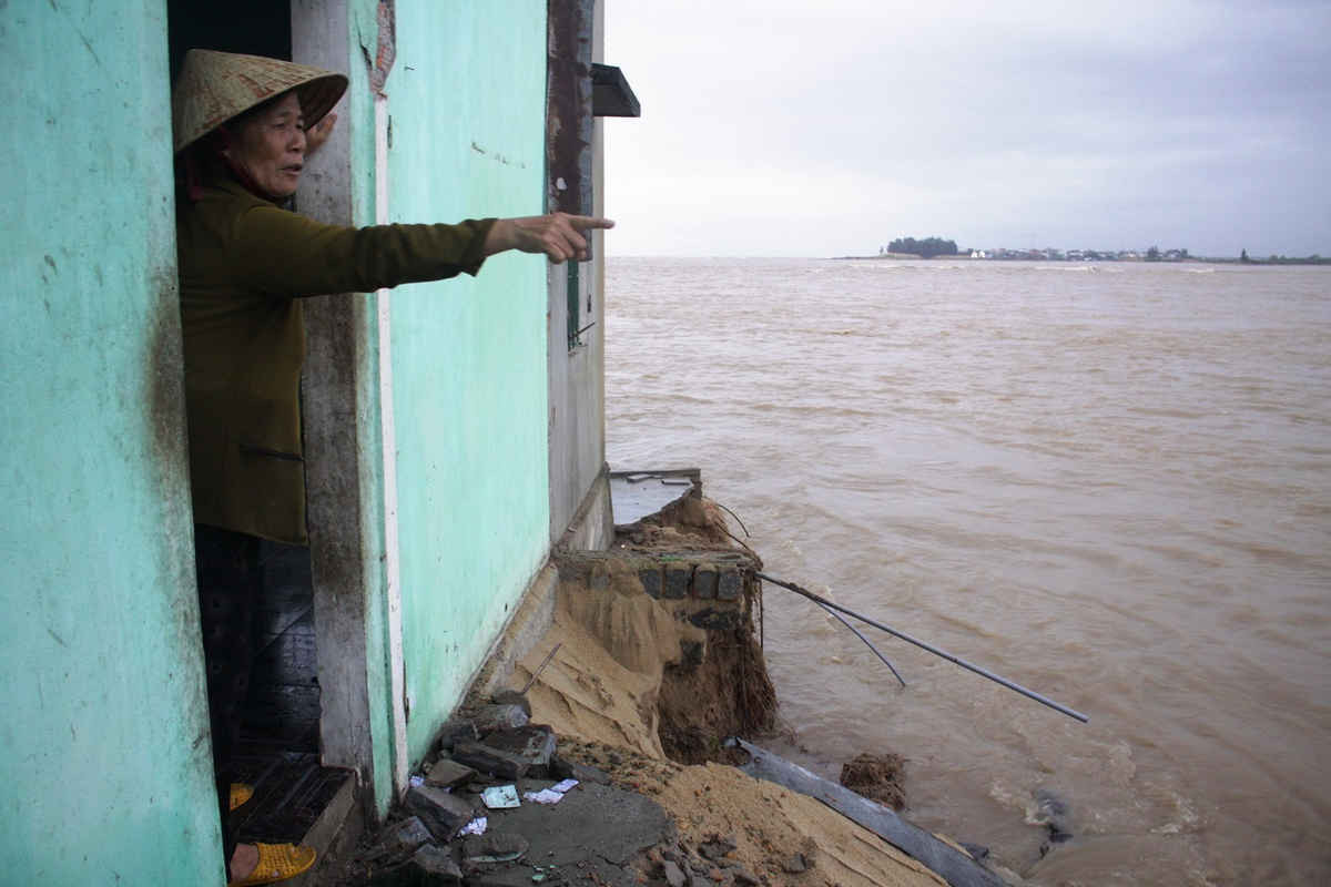 Bờ biển xâm thực, chực nuốt nhà dân ở các xã ven biển Quảng Ngãi