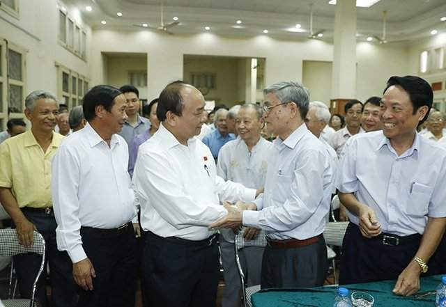 Thủ tướng Nguyễn Xuân Phúc tiếp xúc cử tri tại câu lạc bộ Bạch Đằng. Ảnh: THỐNG NHẤT (TTXVN)