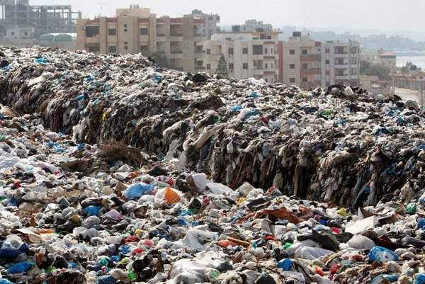 Rác chất đống ở Jiyeh, phía Nam Beirut, Li-băng, ngày 29/11/2017. Ảnh: Reuters / Aziz Taher