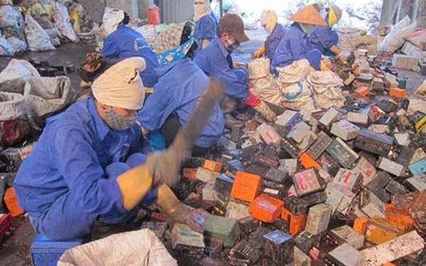 Người dân làng tái chế chì Đông Mai (huyện Văn Lâm, Hưng Yên) đối mặt với nhiều nguy cơ về sức khỏe do hằng ngày tiếp xúc với các chất gây hại.Ảnh: Môi Trường