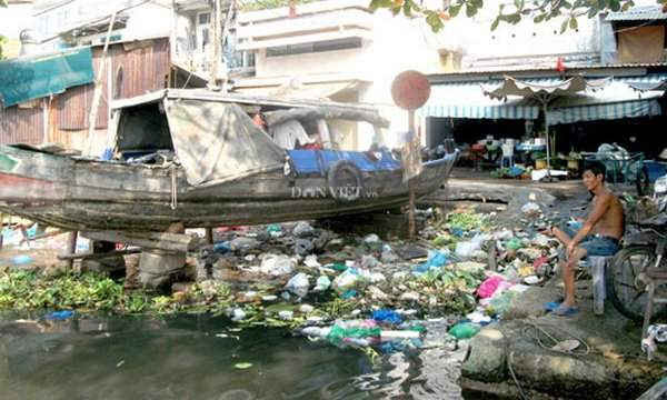 Nhiều nơi ở TP.HCM, người dân vẫn sống chung với ô nhiễm ven kênh. Ảnh Nguyên Vỹ