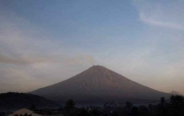 Núi lửa Agung được nhìn thấy từ Amed ở Karangasem Regency, Bali, Indonesia vào ngày 4/12/2017. Ảnh: Reuters / Darren Whiteside