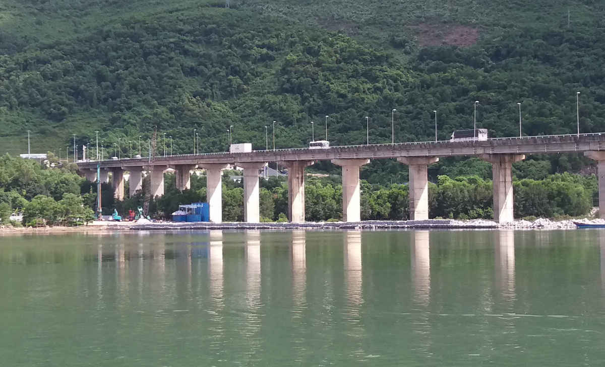 Thi công đường công vụ trên đầm Lập An phục vụ thi công cầu vào hầm Hải Vân (giai đoạn 2) chắn ngang dòng chảy...