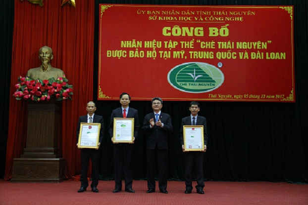 Ông Đinh Hữu Phí, Cục trưởng Cục Sở hữu trí tuệ, Bộ Khoa học và Công nghệ trao giấy chứng nhận nhãn hiệu tập thể Chè Thái Nguyên được bảo hộ tại Mỹ, Trung Quốc và Đài Loan cho lãnh đạo hội Nông dân tỉnh Thái Nguyên.