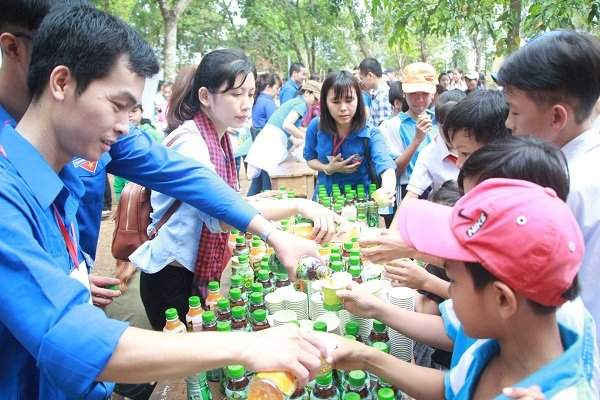 Các tình nguyện viên phục vụ nước uống cho các trẻ em nghèo vùng biên.
