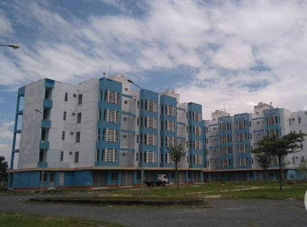 Khu tái định cư Vĩnh Lộc B ( huyện Bình Chánh) với hơn 2.000 căn hộ tái định cư nhưng rất ít người sinh sống. Một trong những nguyên nhân được cho là xây dựng quá xa khu vực người dân bị thu hồi đất