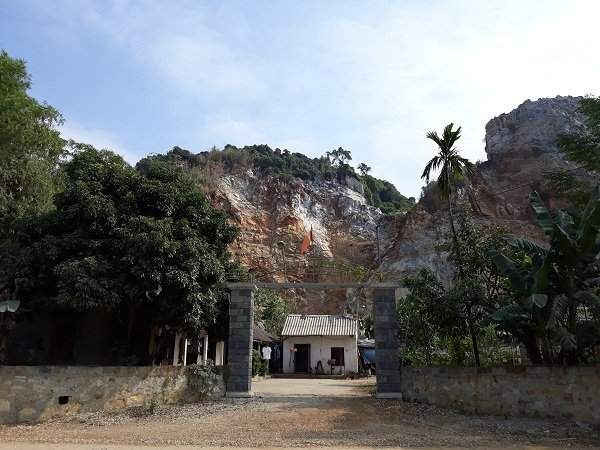 Công trường khai thác đá của Doanh nghiệp xây dựng Xuân Trường tại xóm Khoang, xã Hương Cần (Thanh Sơn, Phú Thọ).