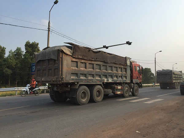 Xe tải tại phố Giỏ, huyện Lạng Giang trên Quốc lộ 1A.