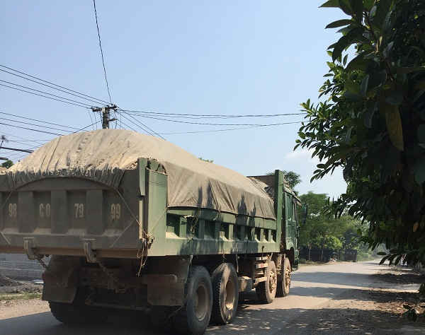 Xe tải chở đất có dấu hiệu quá tải được che kín tại xã Hương Vỹ, huyện Yên Thế. 