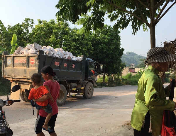 xe chở đá không be bịt chụp tại xã Đồng Hưu, huyện Yên Thê.