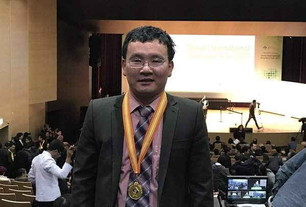 Kỹ sư Đào Xuân Giỏi – đại diện Công ty BSR nhận giải thưởng tại Hội chợ