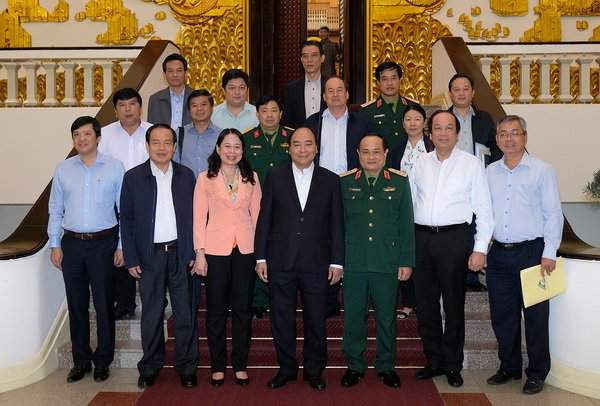 Thủ tướng Nguyễn Xuân Phúc cùng các đại biểu tham dự buổi làm việc. - Ảnh: VGP