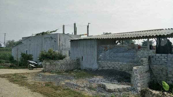 Ngôi nhà mái bằng và xưởng sản xuất gạch không nung của ông Trịnh Đình Thời được Chủ tịch UBND xã Định Liên 