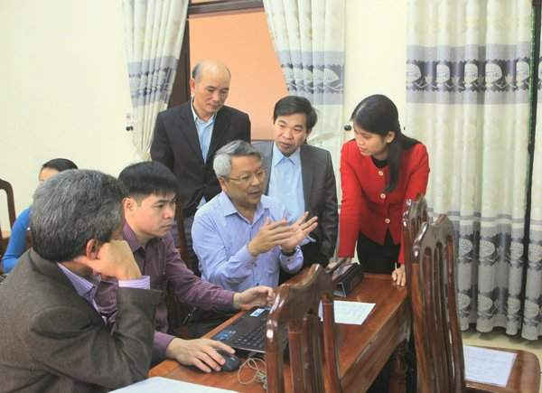 Ông Nguyễn Trường Khoa, Giám đốc Sở TN&MT Quảng Trị trao đổi hiệu quả phần mềm với cán bộ Trung tâm Tin học tỉnh Quảng Trị