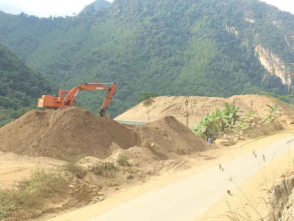 Dãy núi cát trái phép khổng lồ tồn tại ngay sát đường Quốc lộ thuộc xã Phú Lệ, huyện Quan Hóa mà không hề bị xử lý