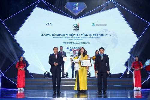 Bà Đào Hồng Anh – Trưởng phòng Truyền thông đại diện Tập đoàn Tân Á Đại Thành nhận giải thưởng Doanh nghiệp bền vững năm 2017.