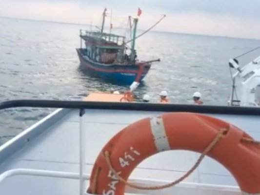 Tàu cá bị nạn cùng 9 ngư dân được cứu hộ an toàn
