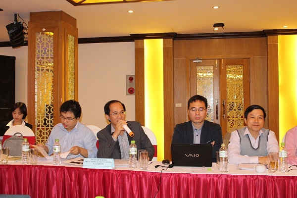 Phó Cục trưởng Cục quản lý chất thải và cải thiện môi trường (Tổng cục Môi trường) - ông Nguyễn Mạnh Hùng (người thứ hai từ bên trái sang phải) tham dự và chủ trì Hội thảo.