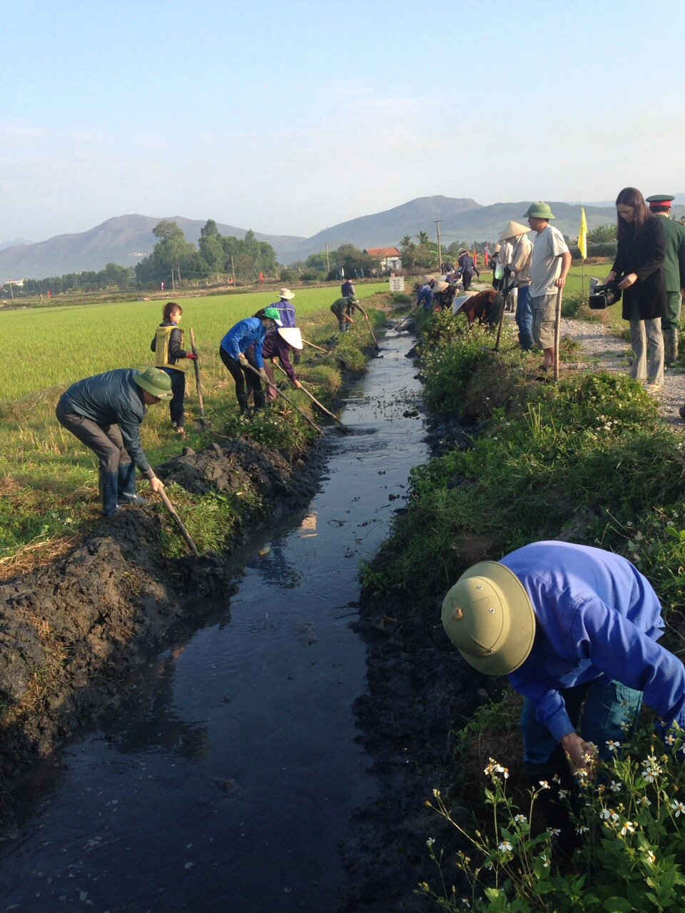 Huy động sức dân tham gia dọn dẹp vệ sinh môi trường ở phường Quang Trung 