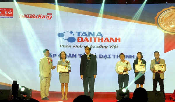 Đại diện Tập đoàn Tân Á Đại Thành lên nhận giải thưởng Top 10 Sản phẩm Tin & Dùng Việt Nam 2017.