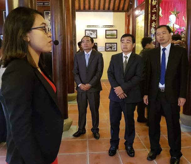 Các đại biểu đang tìm hiểu, lắng nghe quá trình hình thành và phát triển của Đảng bộ huyện Đại Lộc