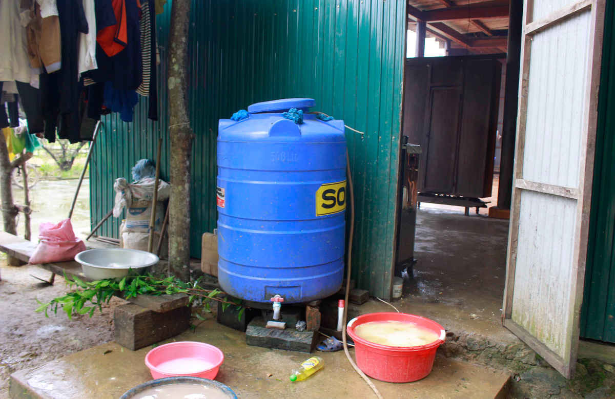 Đa số các gia đình đều có một bể lắng nước, nhà nào có điều kiện thì sắm thêm bình lọc than hoạt tính...
