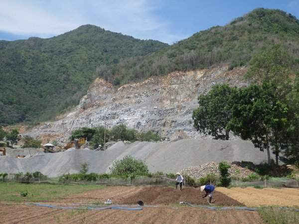 Một khu vực khai thác đá không đúng giấy phép trên địa bàn huyện Tân Thành