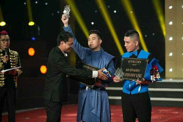 Ảo thuật gia Ricky Nguyễn và Việt Duy nhận giải Ba từ ông Lê Nguyễn Đức Khôi.